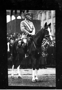 Marszałek Józef Piłsudski na Kasztance przyjmujący defiladę.