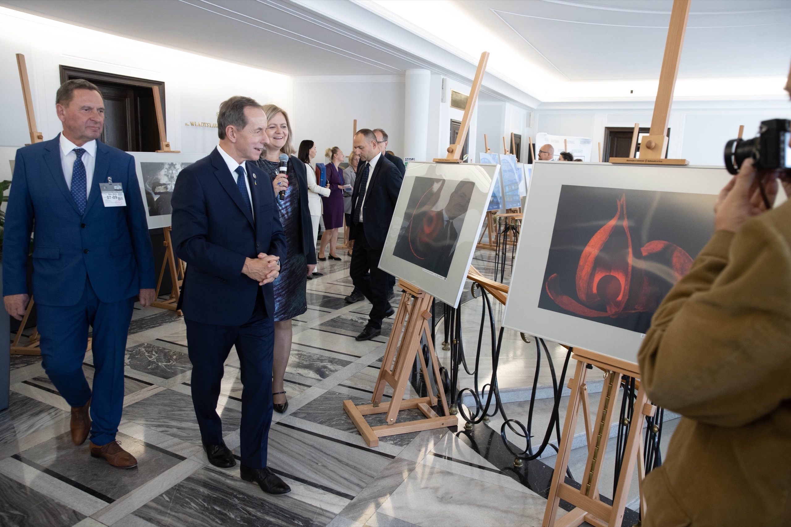 Marszałek podczas otwarcia wystawy „Matematyka w obiektywie”