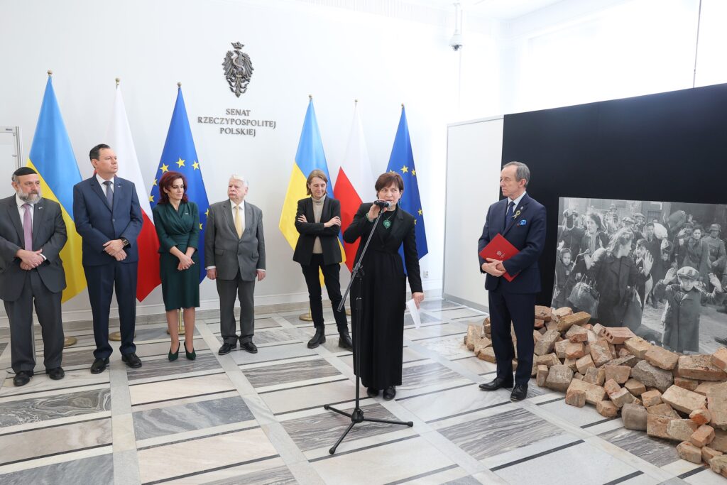 Zdjęcie z wystawy „Instalacja towarzysząca inauguracji obchodów Roku Pamięci Bohaterek i Bohaterów Getta Warszawskiego”