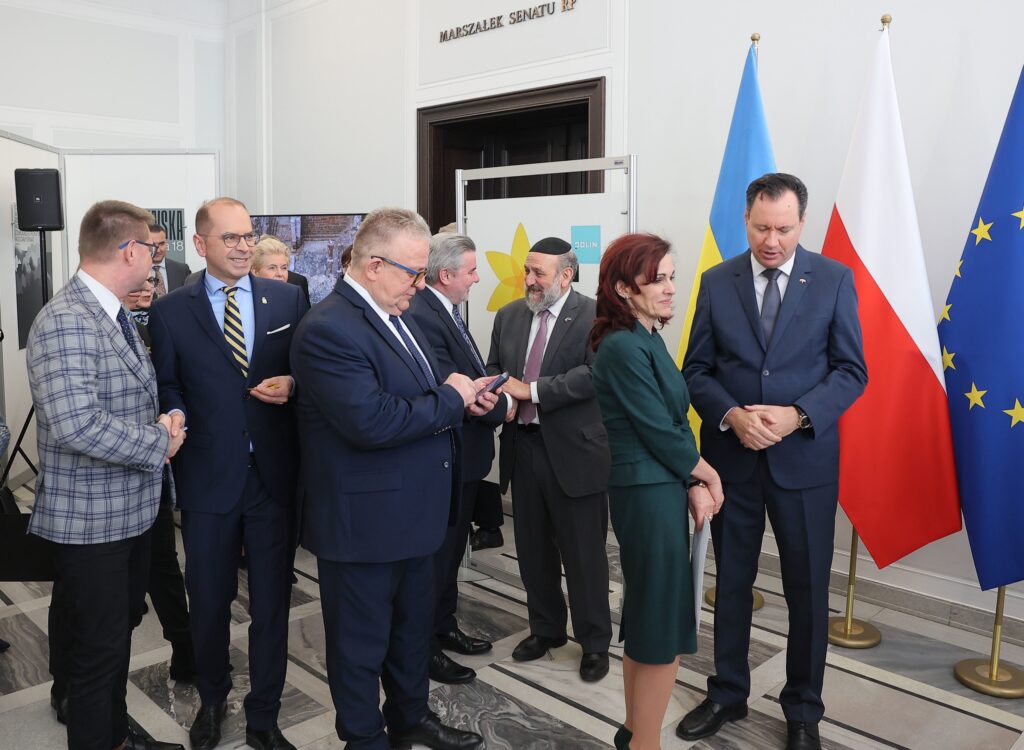 Zdjęcie z wystawy „Instalacja towarzysząca inauguracji obchodów Roku Pamięci Bohaterek i Bohaterów Getta Warszawskiego”