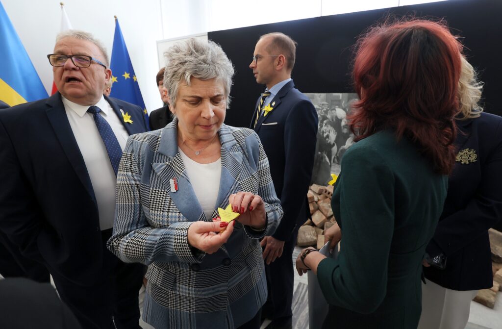 Zdjęcie z wystawy „Instalacja towarzysząca inauguracji obchodów Roku Pamięci Bohaterek i Bohaterów Getta Warszawskiego”