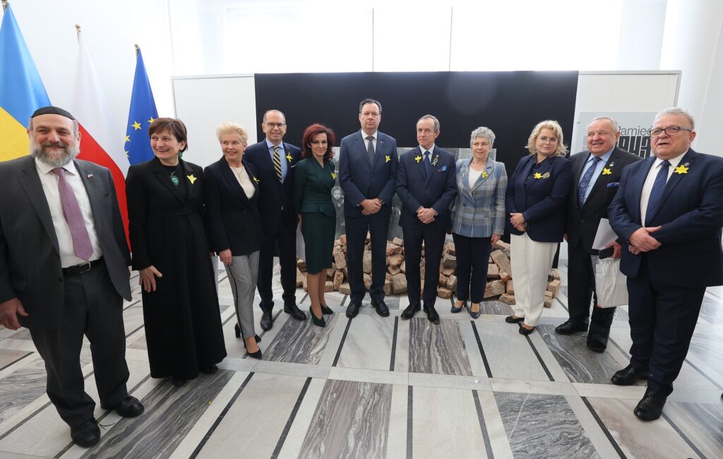 Zdjęcie z wystawy „Instalacja towarzysząca inauguracji obchodów Roku Pamięci Bohaterek i Bohaterów Getta Warszawskiego”
