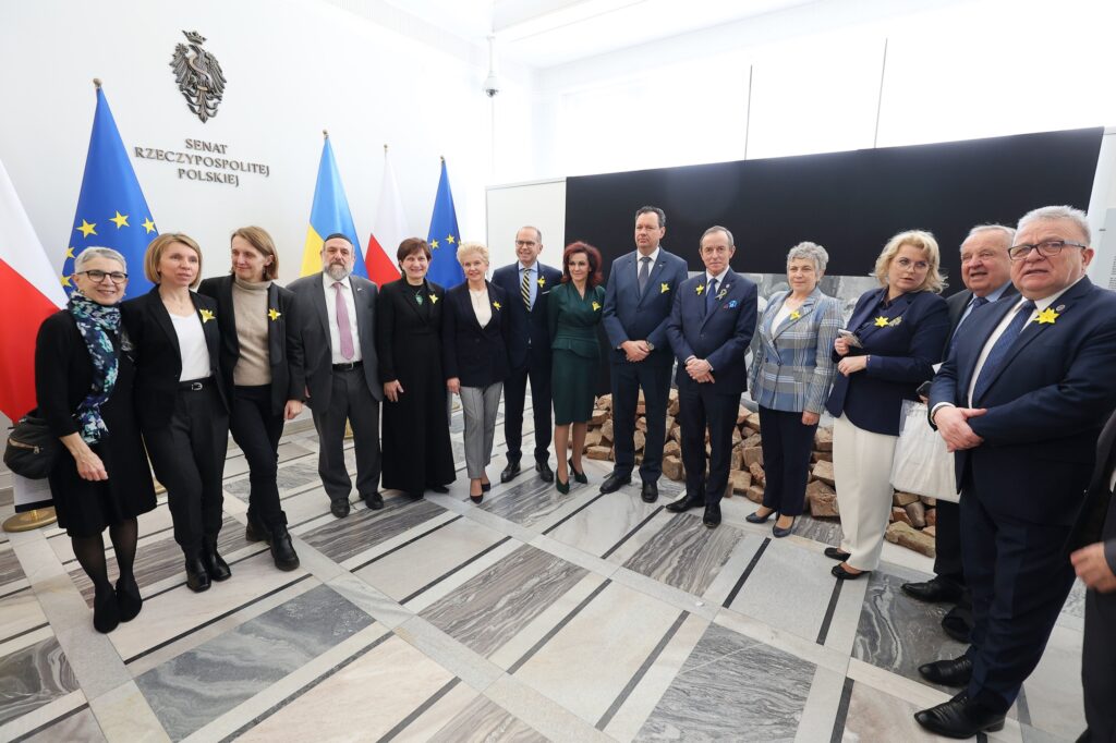 Zdjęcie z wystawy „Instalacja towarzysząca inauguracji obchodów Roku Pamięci Bohaterek i Bohaterów Getta Warszawskiego”