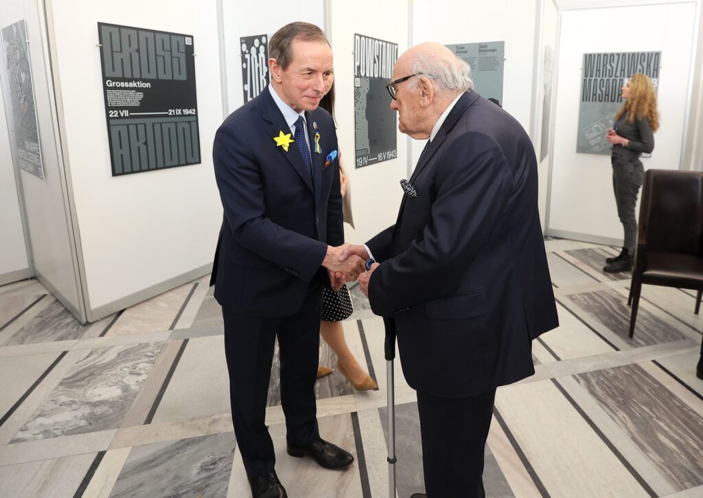 Zdjęcie z wystawy „Instalacja towarzysząca inauguracji obchodów Roku Pamięci Bohaterek i Bohaterów Getta Warszawskiego”