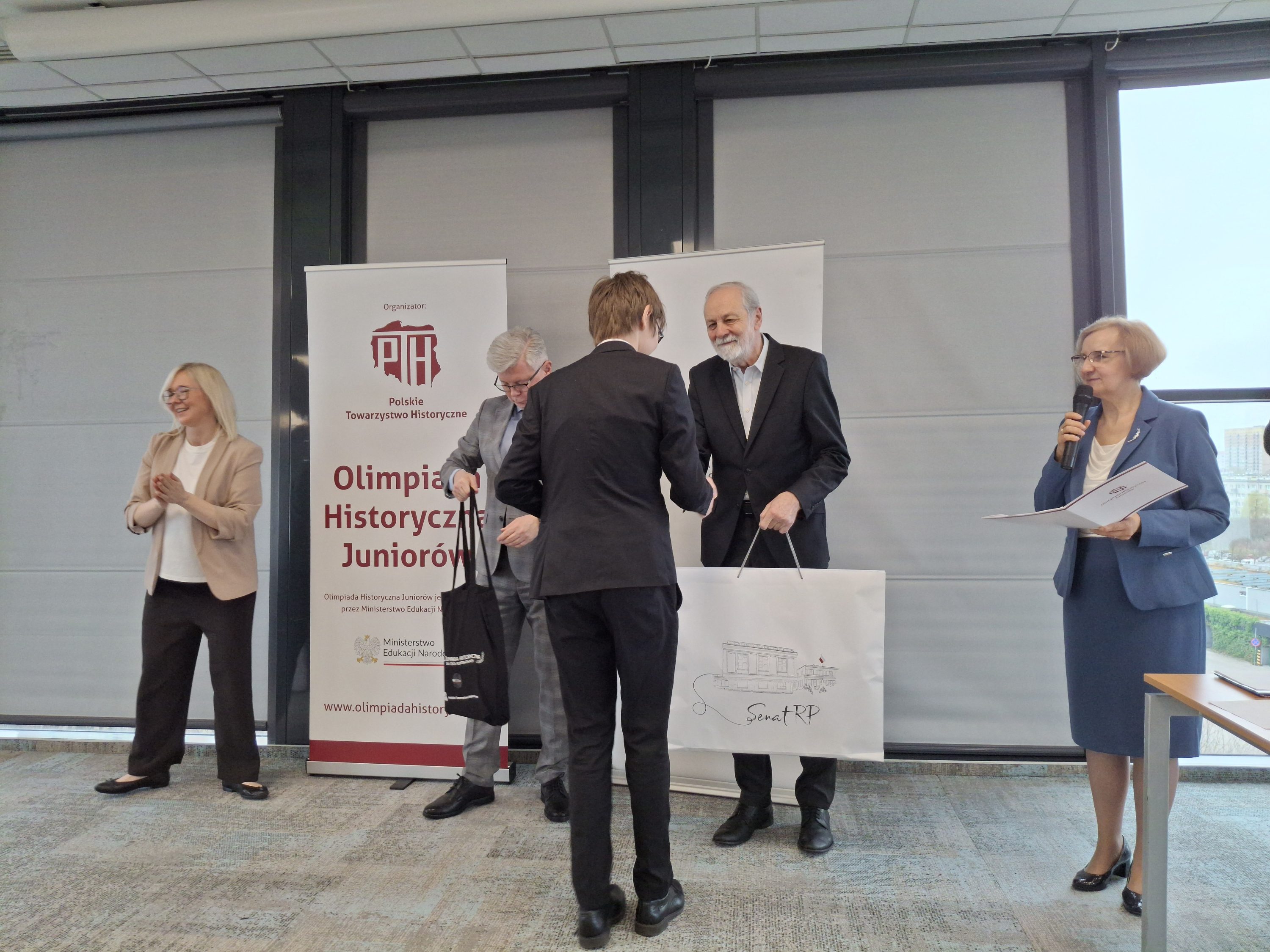 Wręczenie nagrody uczestnikowi finału VII Olimpiady Historycznej Juniorów