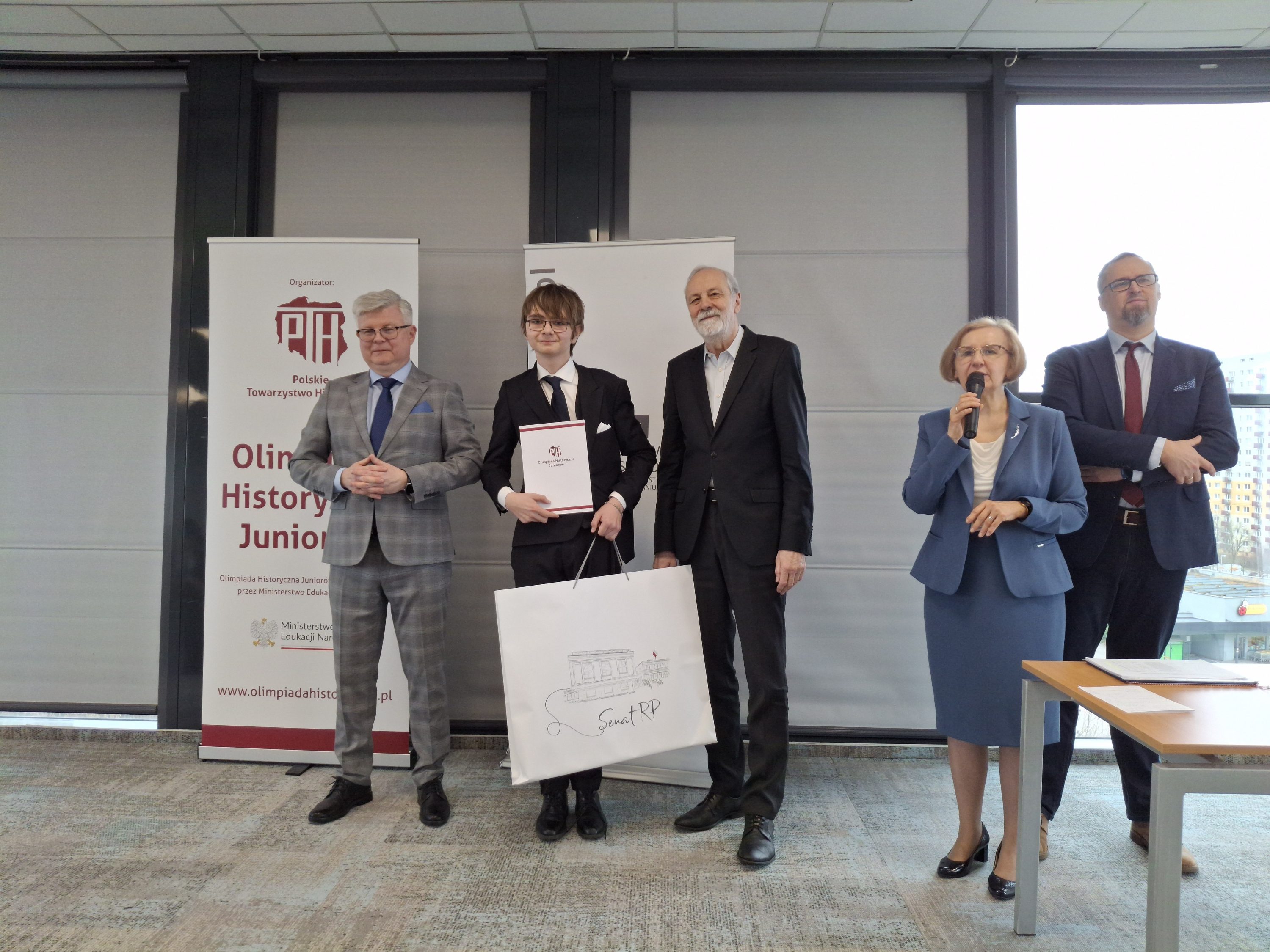 Laureat z dyplomem i organizatorzy finału VII Olimpiady Historycznej Juniorów