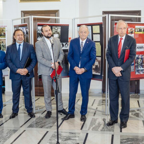 Uczestnicy otwarcia wystawy „Romowie. Historia i kultura”