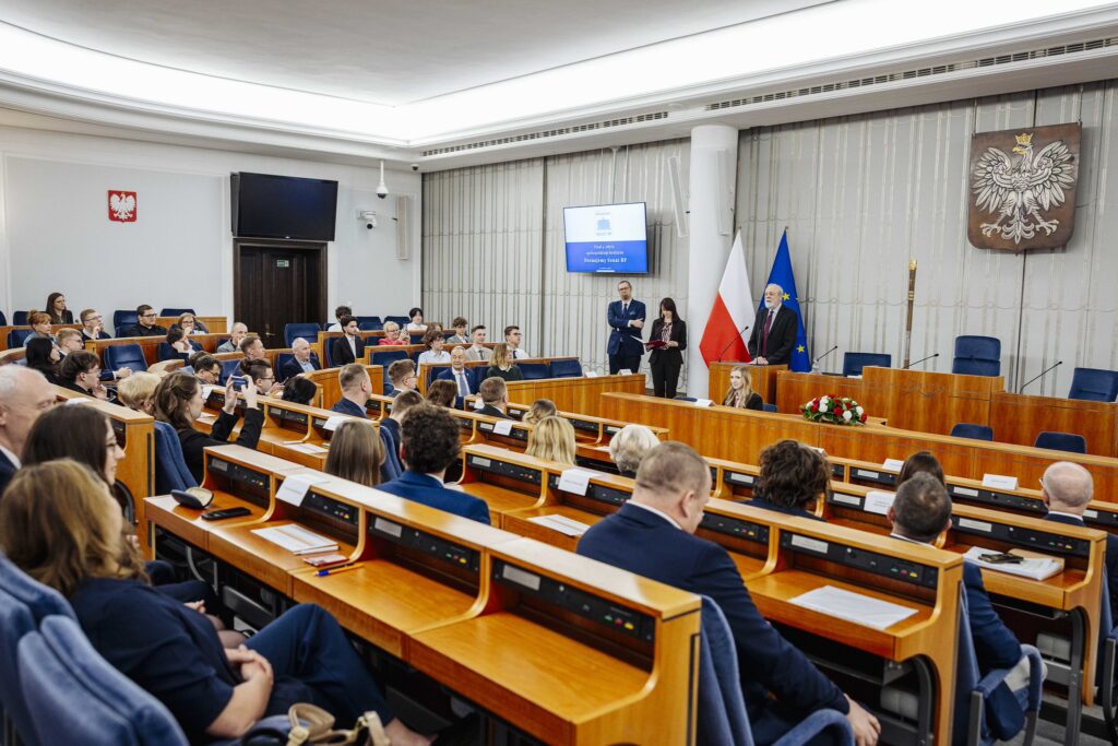 Uczestnicy konkursu Poznajemy Senat RP podczas spotkania w sali posiedzeń Senatu