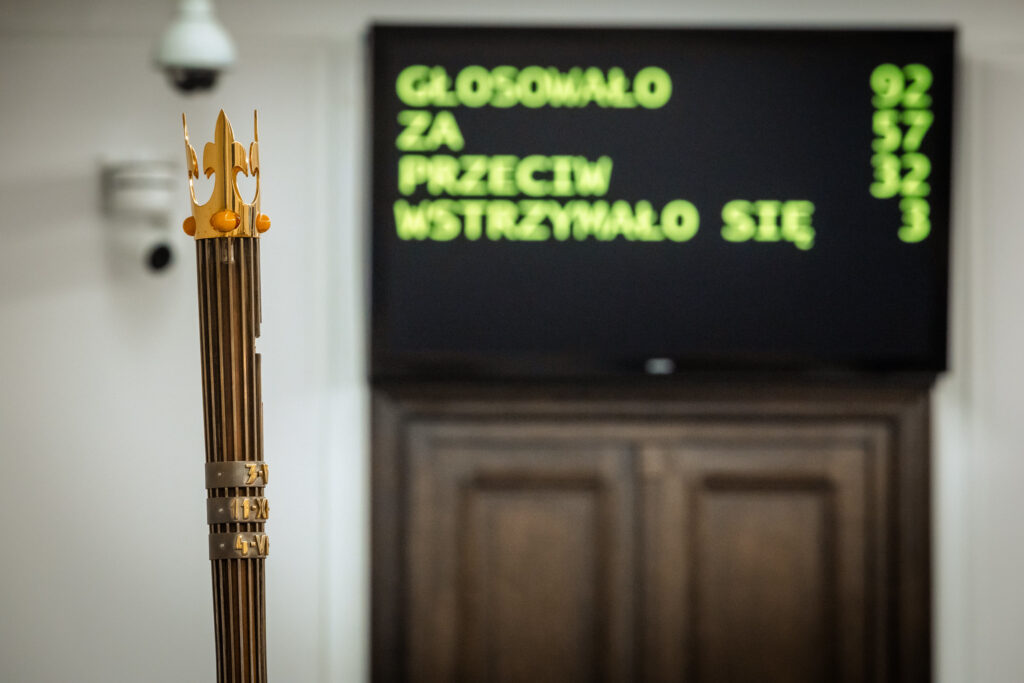 Laska marszałkowska w sali posiedzeń Senatu