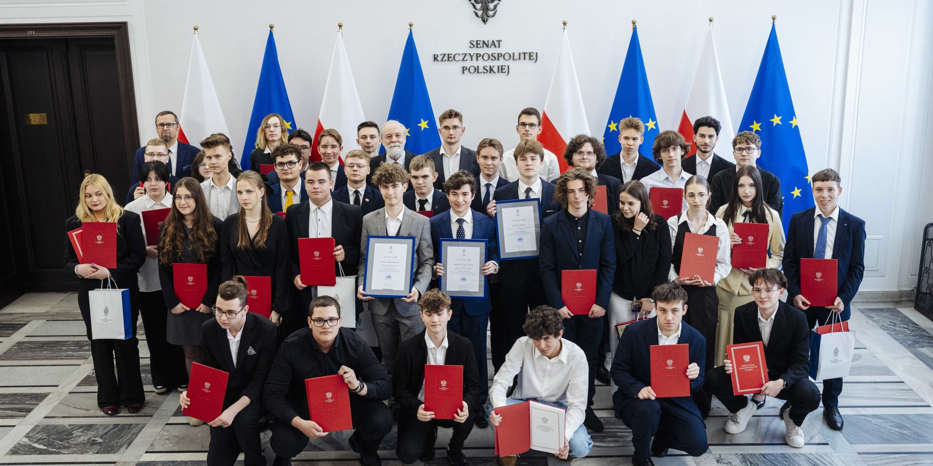 Uczestnicy konkursu Poznajemy Senat RP 2025 z dyplomami w gmachu Senatu