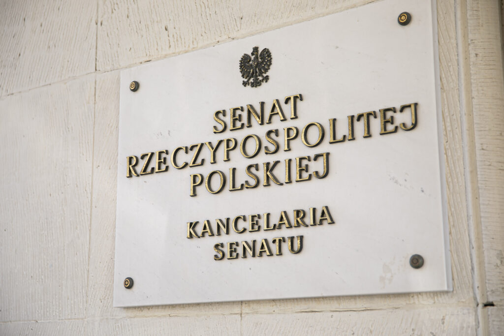 Tablica z napisem Senat Rzeczypospolitej Polskiej Kancelaria Senatu