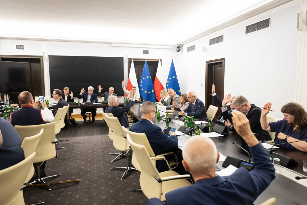 Senatorowie głosują podczas posiedzenia komisji senackiej