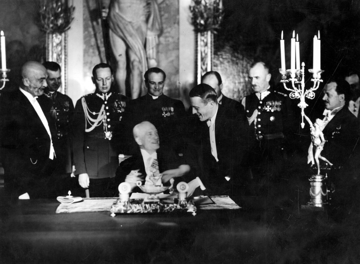 19. Prezydent RP&nbsp;Ignacy Mościcki podczas podpisywania konstytucji w&nbsp;Sali Rycerskiej na&nbsp;Zamku Królewskim 23 kwietnia 1935&nbsp;r. [Narodwe Archiwum Cyfrowe]