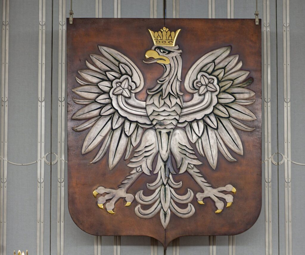 Laska marszałkowska i godło w sali posiedzeń Senatu