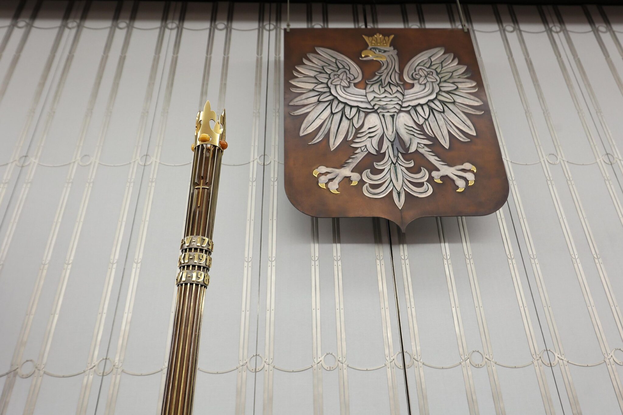 Laska marszałkowska i godło Senatu
