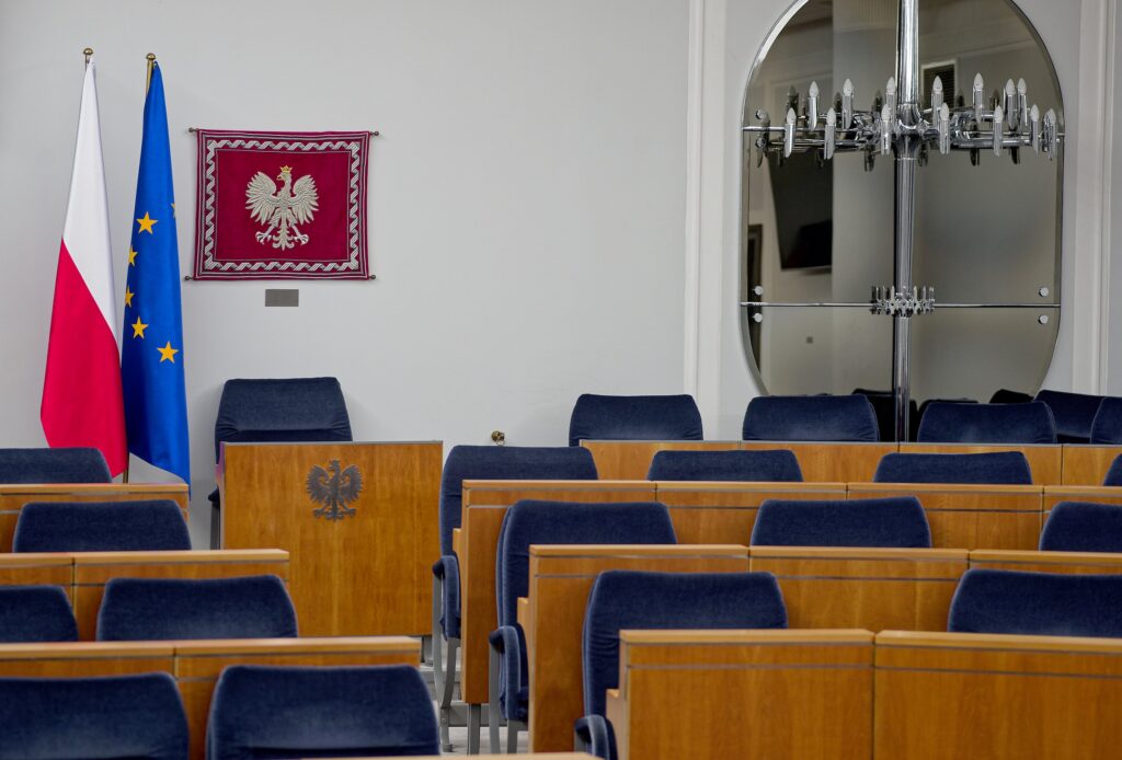 Usytuowanie proporca w sali posiedzeń Senatu