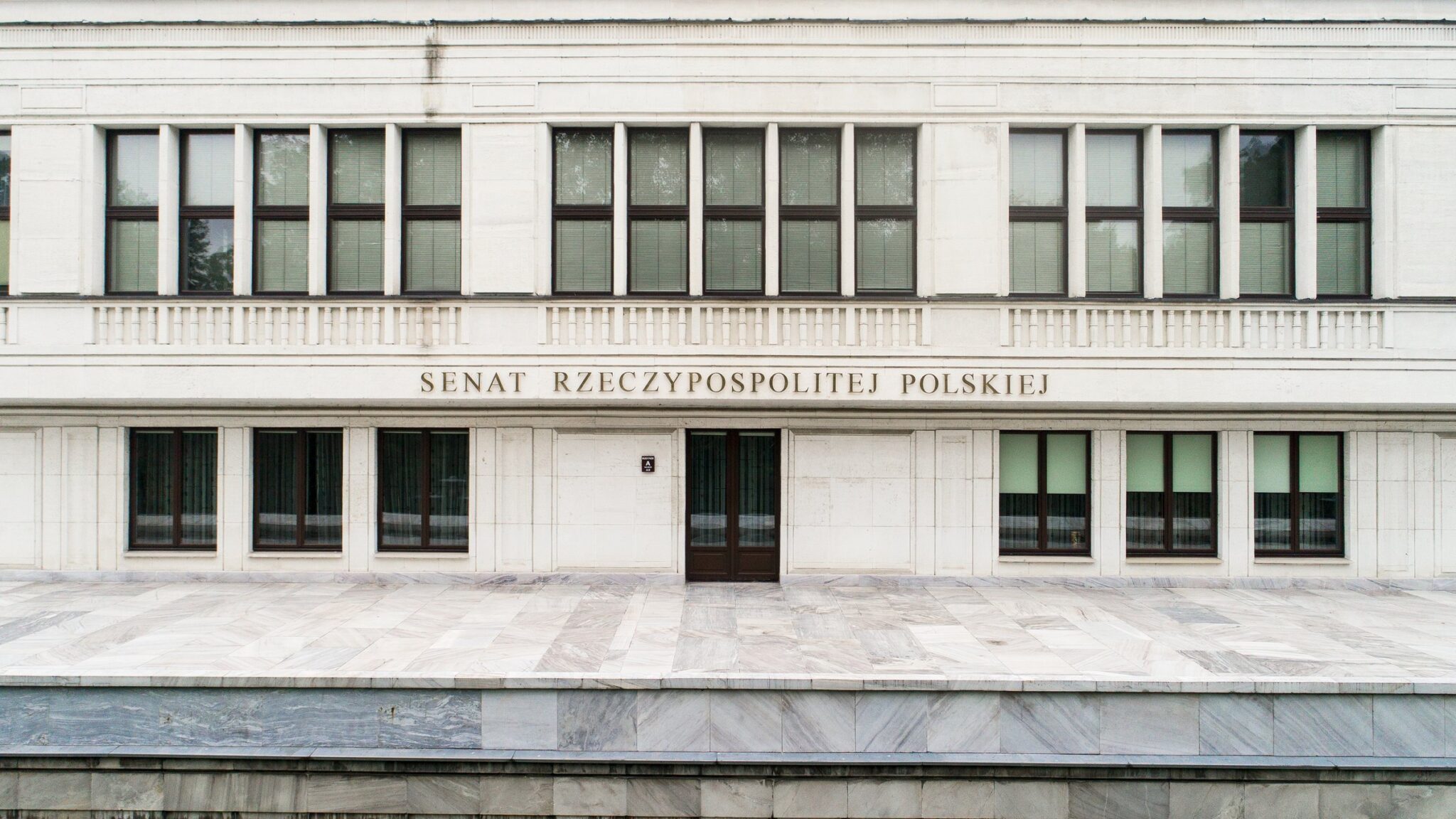 Zbliżenie na elewację budynku A