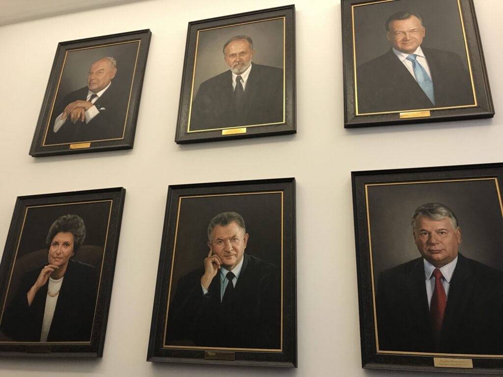 Olejny portret Marszałków Senatu na ścianie