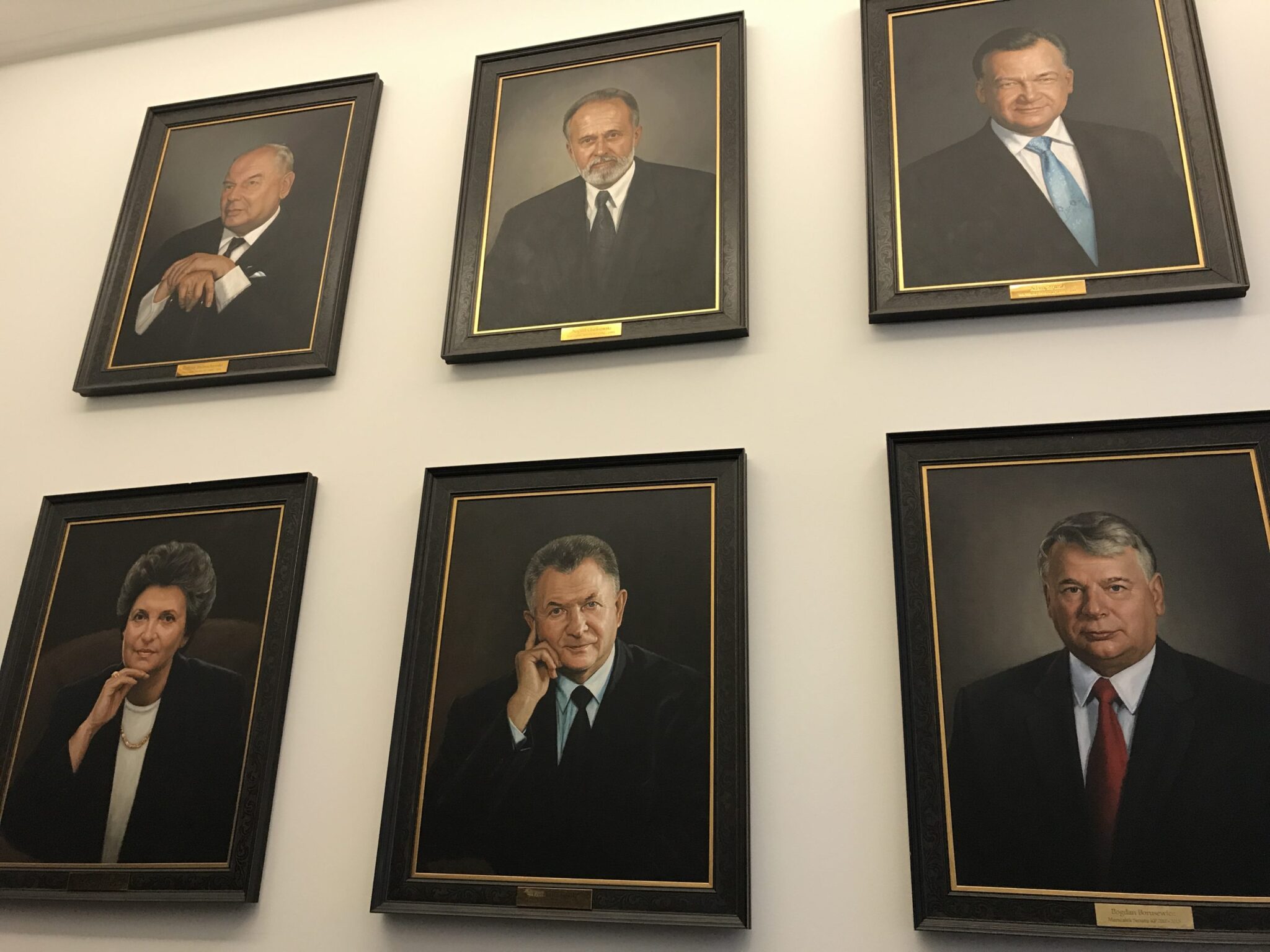 Olejny portret Marszałków Senatu na ścianie