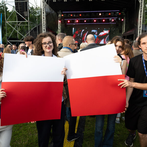 Uczestnicy Polonia Camp 2026 z dużymi biało-czerwonymi flagami