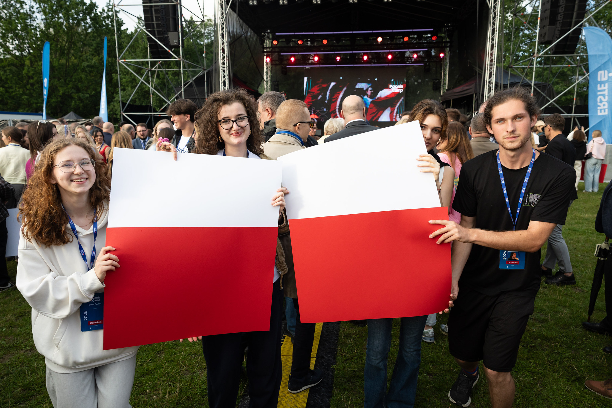 Uczestnicy Polonia Camp 2026 z dużymi biało-czerwonymi flagami