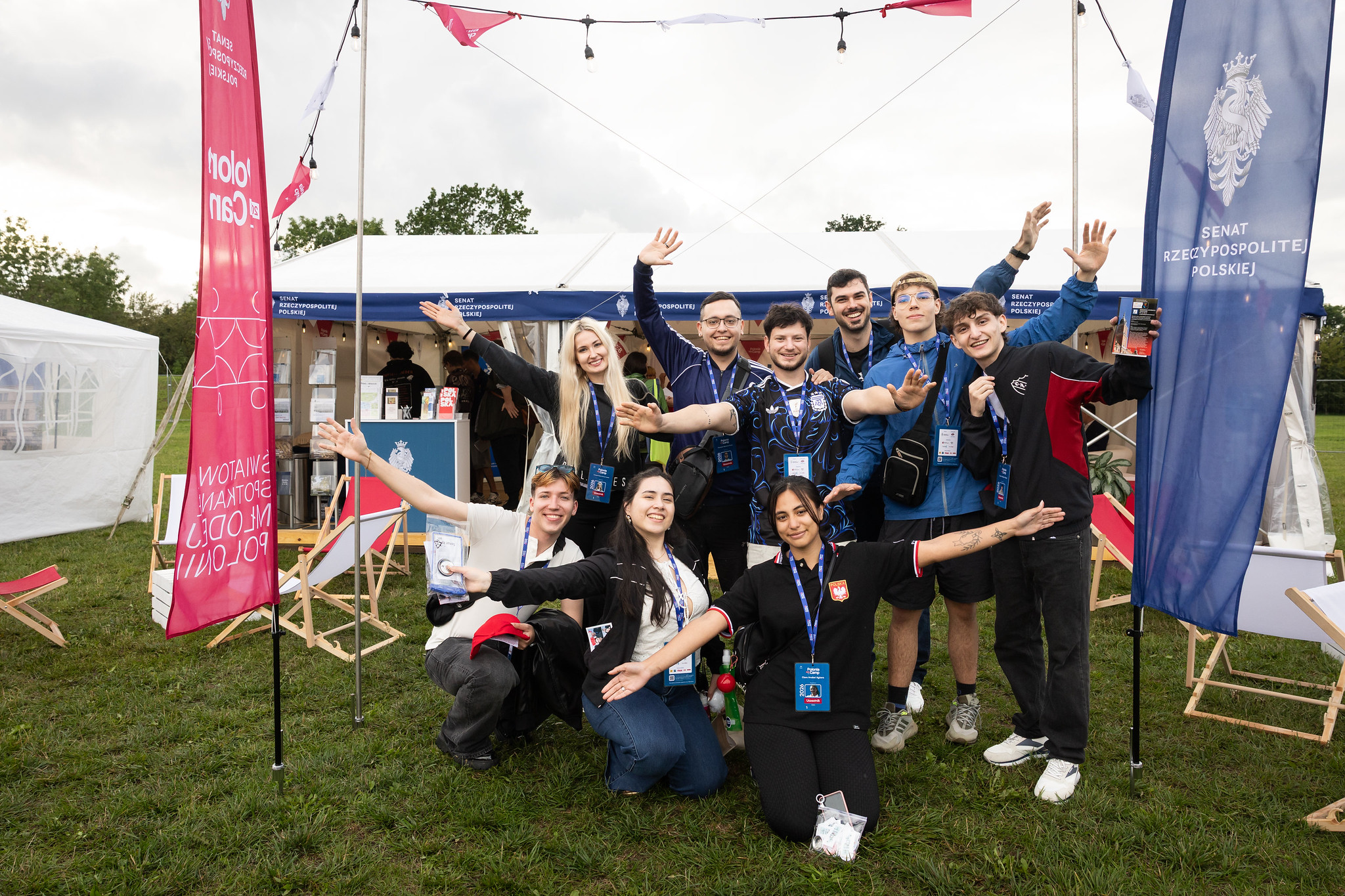 Grupa uczestników Polonia Camp 2026 przed stanowiskiem Senatu