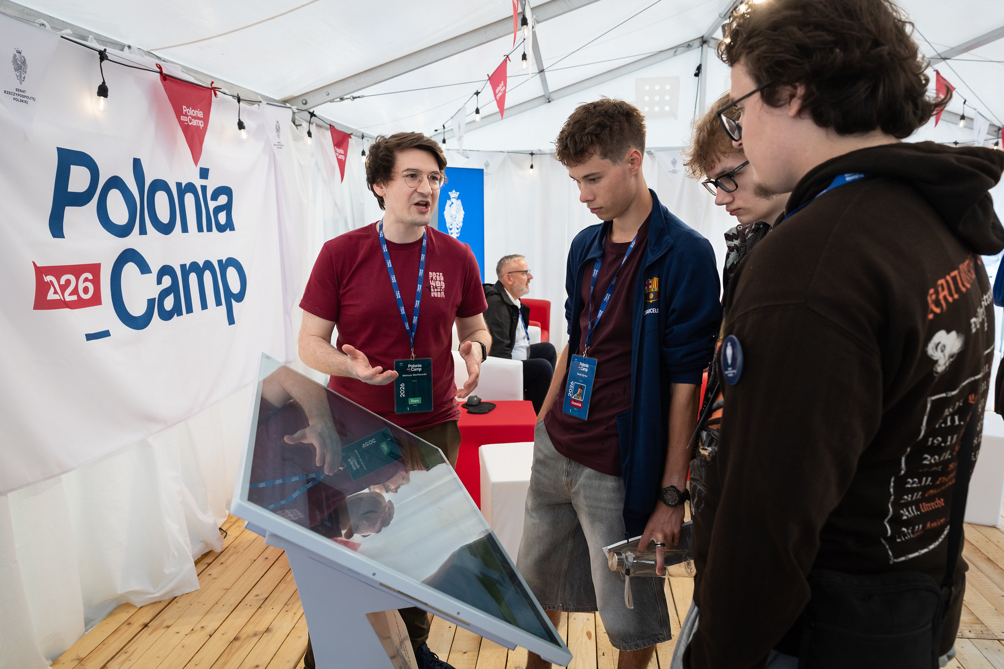 Młodzi uczestnicy Polonia Camp 2026 przy interaktywnym stanowisku Senatu
