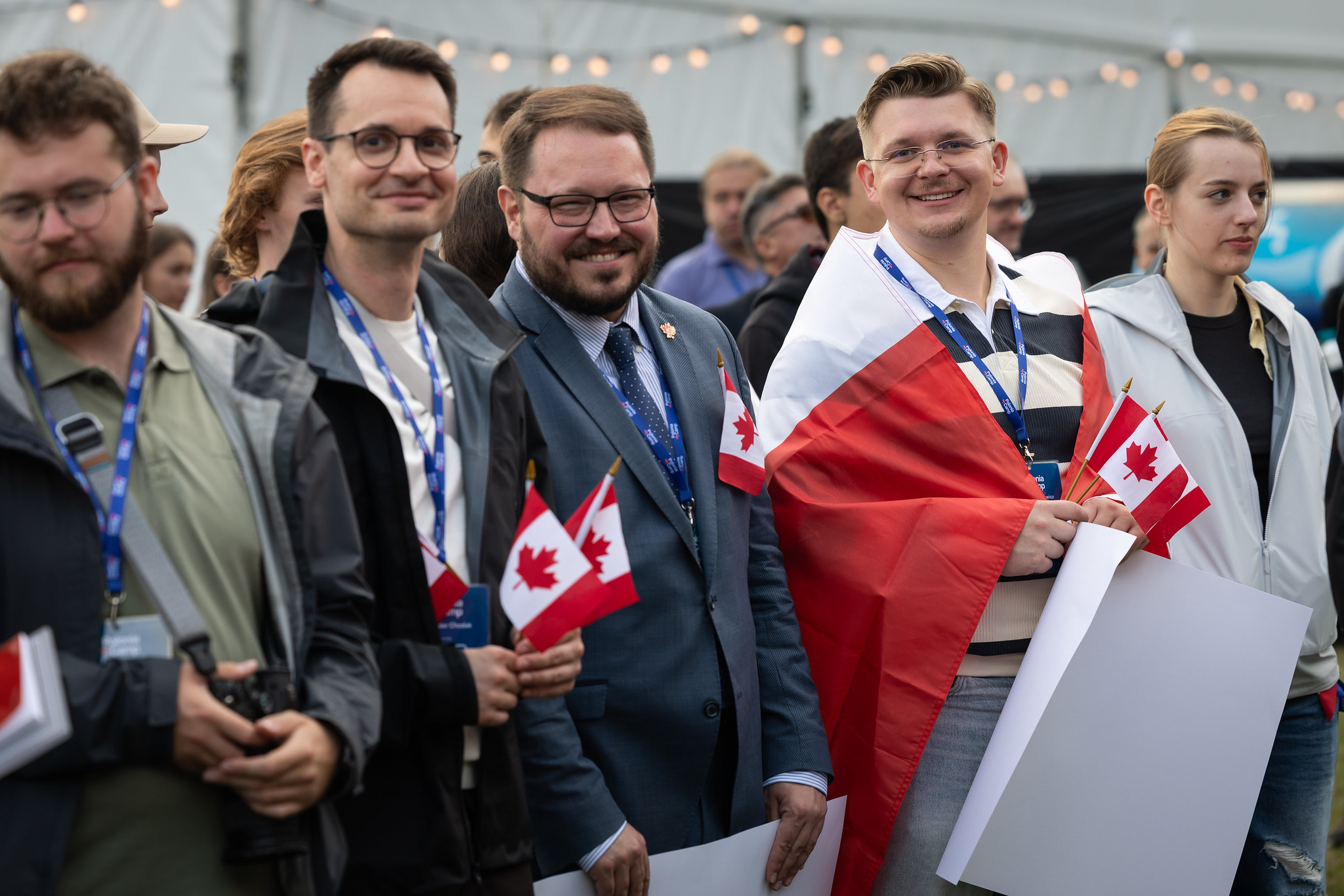 Uczestnicy Polonia Camp 2026 z flagami Polski i Kanady