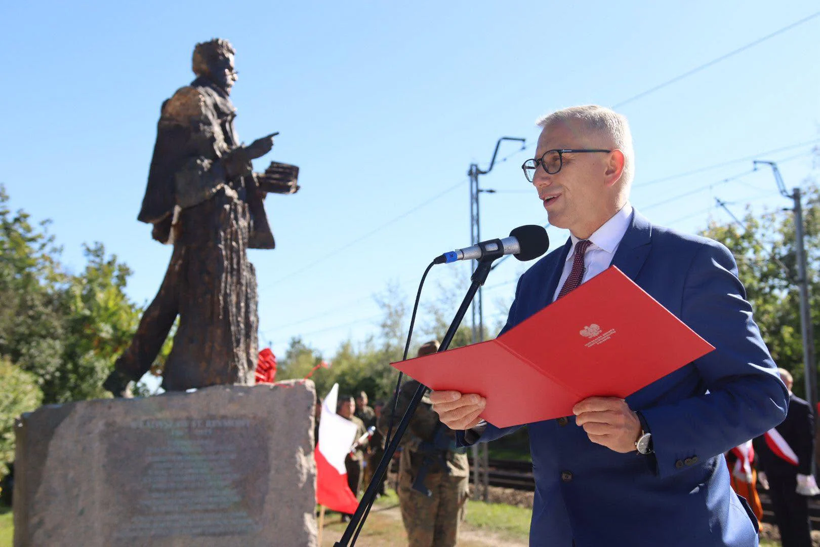senator Krzysztof Kwiatkowski podczas uroczystości odslonięcia pomnika Władyslawa Reymonta